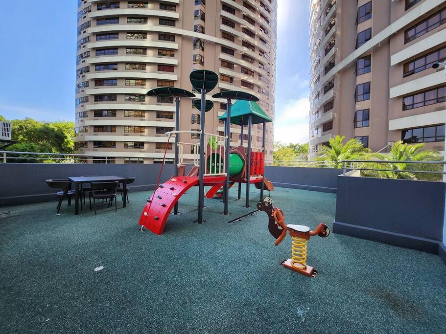 Apartment Bgc Avant At The Cosy And Vibrant 2br Near Burgos Circle *