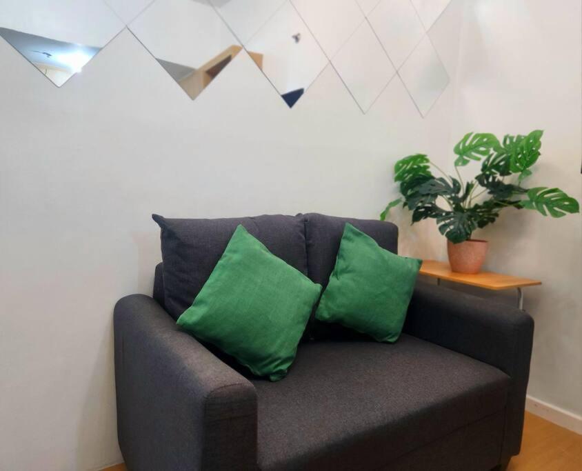 Bgc Avant At The Cosy And Vibrant 2br Near Burgos Circle Manila