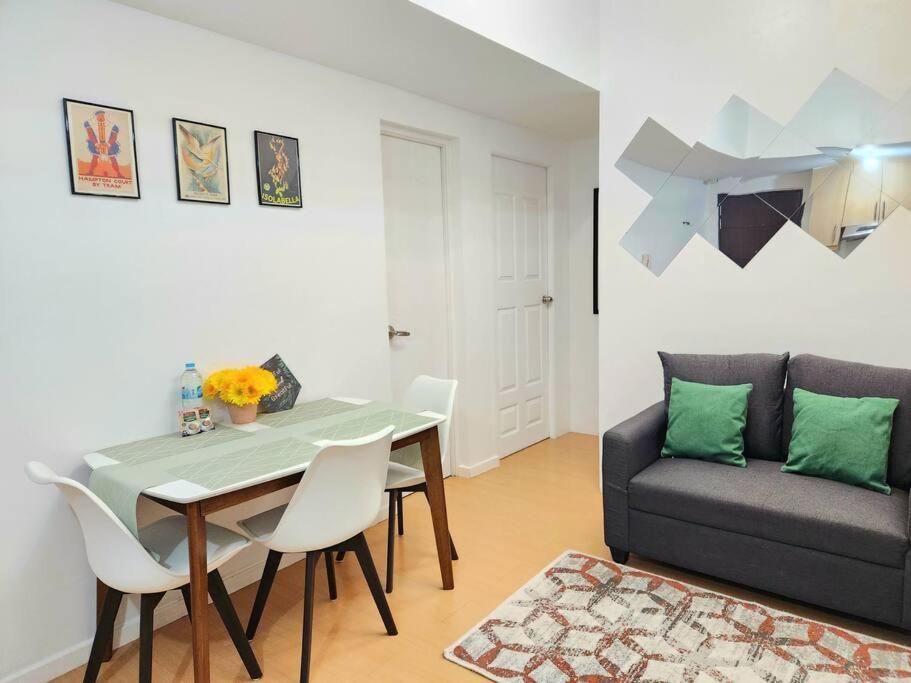 Bgc Avant At The Cosy And Vibrant 2br Near Burgos Circle